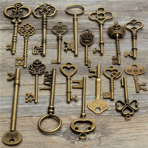 Set of 69 Antique Vtg old look Ornate Skeleton Keys Lot Pendant Fancy Heart Bow 